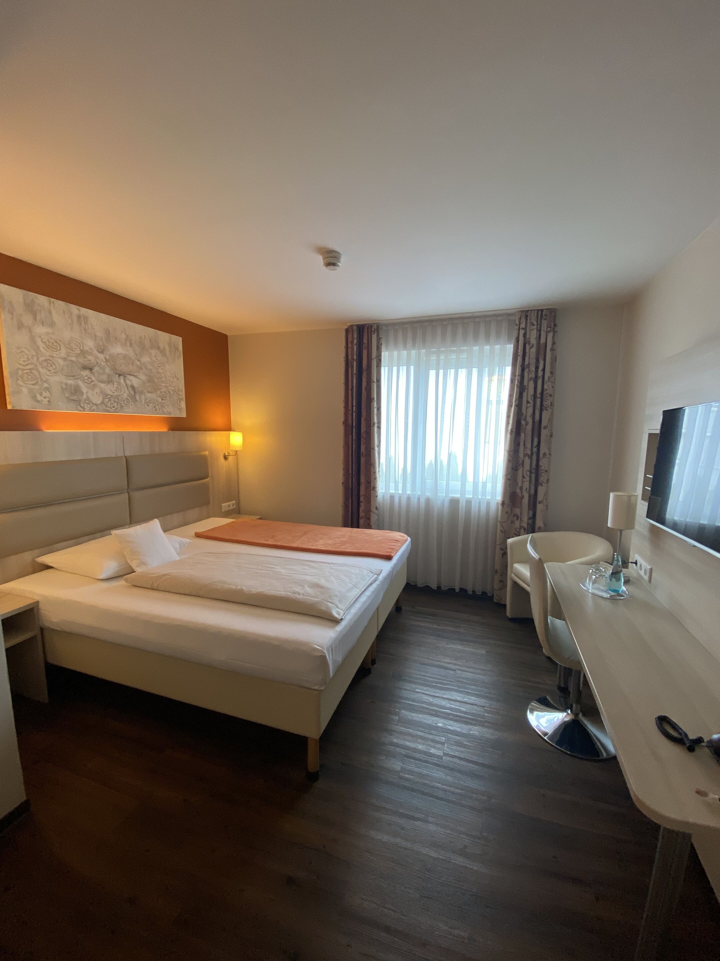 double room, 1 double bed | in-room safe, desk, soundproofing, cots/infant beds