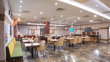 Makan tengah hari, makan malam dan sarapan lewat pagi dihidangkan