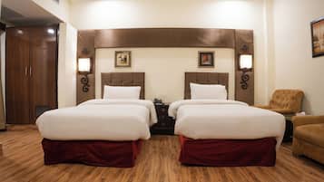 Deluxe Twin Room, 2 Katil Bujang (Single), Private Bathroom | Bar mini, peti besi dalam bilik, meja, langsir/tirai gelap terus