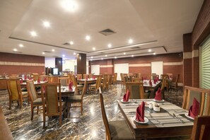 Lunch, dinner, brunch served; international cuisine  - Hotel One Faisalabad (Faisalabad)