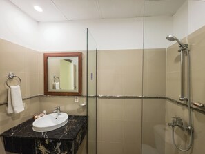 Shower, free toiletries, hair dryer, slippers - Hotel One Faisalabad (Faisalabad)