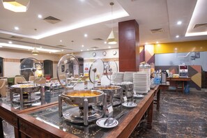 Se sirven comidas, cenas, brunch y cocina internacional 