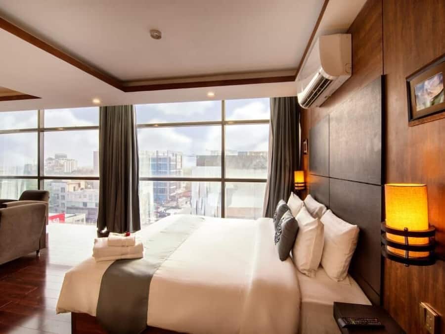 Minibar, caja de seguridad en la habitación y escritorio