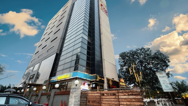 Un hôtel moderne, reconnaissable à son enseigne bien visible indiquant « Hotel One Resorts », et offrant un éventail de services, notamment une piscine, un spa et un restaurant.