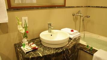 Gratis toiletartikelen, een haardroger, badjassen, pantoffels