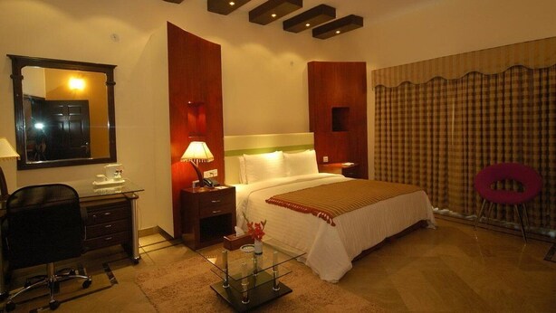 Deluxe Twin Room, 2 Twin Beds, Private Bathroom - Hotel One Kohsar (Islamabad)