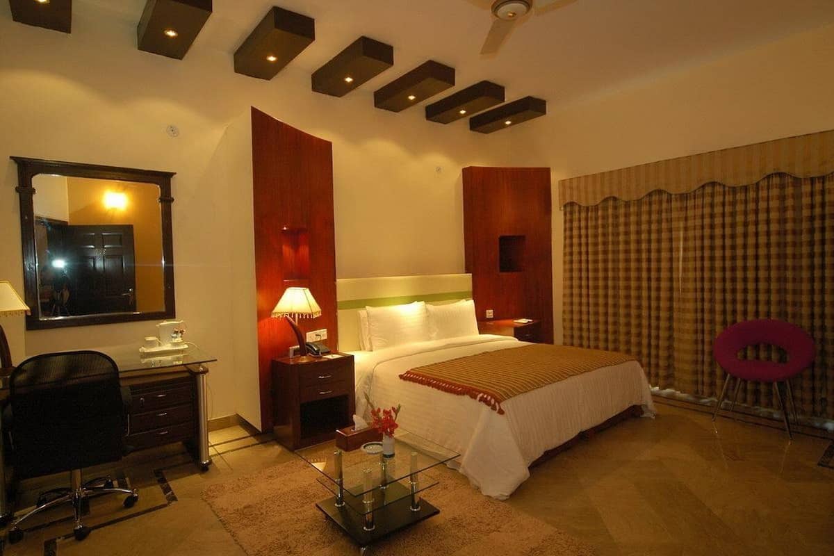 Deluxe Twin Room, 2 Twin Beds, Private Bathroom | Minibar, in-room safe, desk, blackout drapes