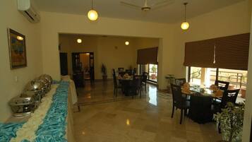 Breakfast, lunch, dinner served; international cuisine