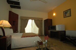 Minibar, caja de seguridad en la habitación y escritorio