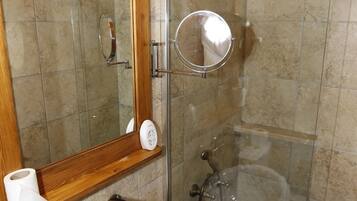 Chambre Double ou avec lits jumeaux | Douche de la salle de bain