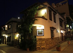 Fachada de la propiedad por la tarde o noche