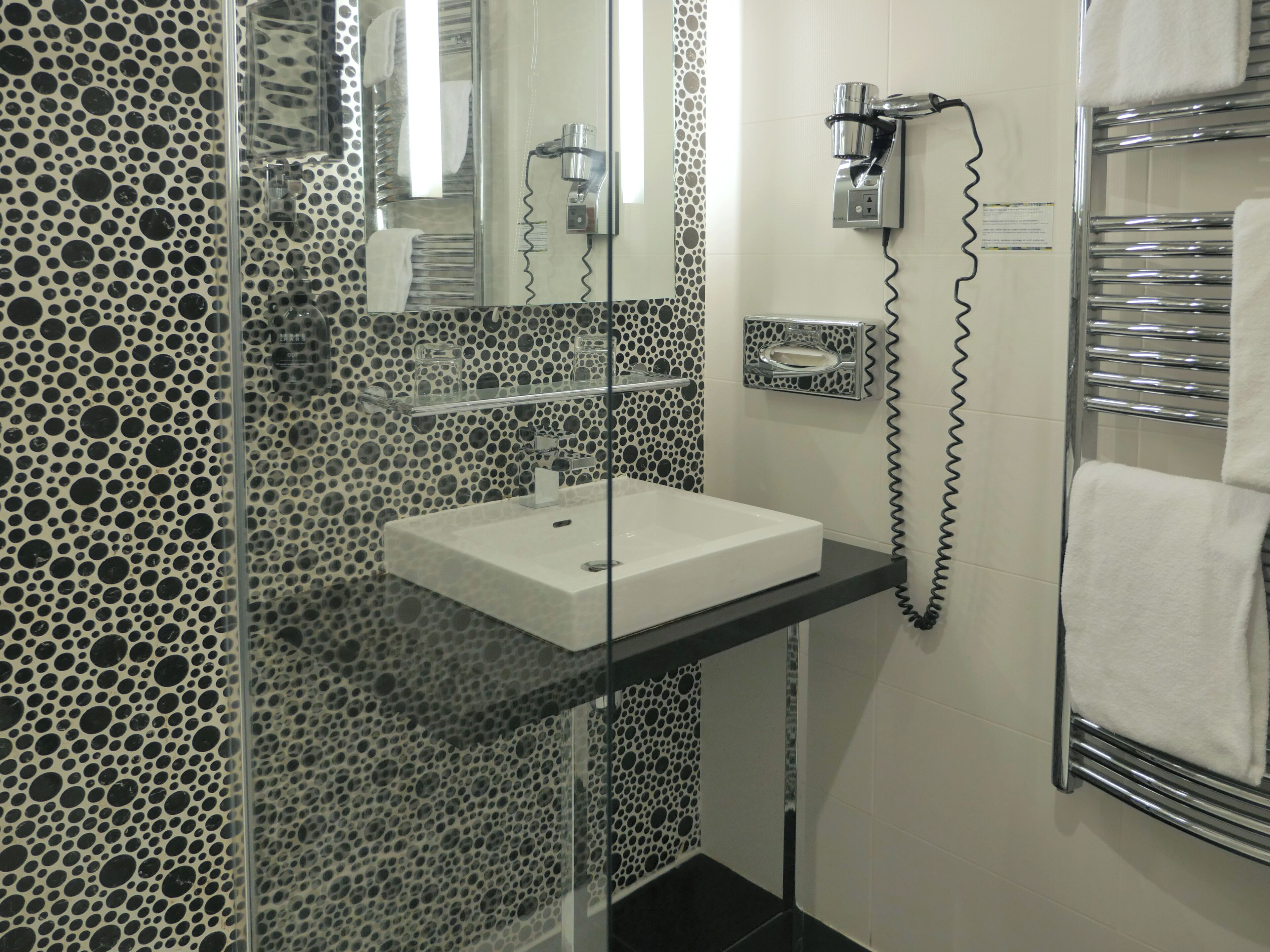 standard room, 2 single beds | bathroom | shower, eco-friendly toiletries, hair dryer, towels