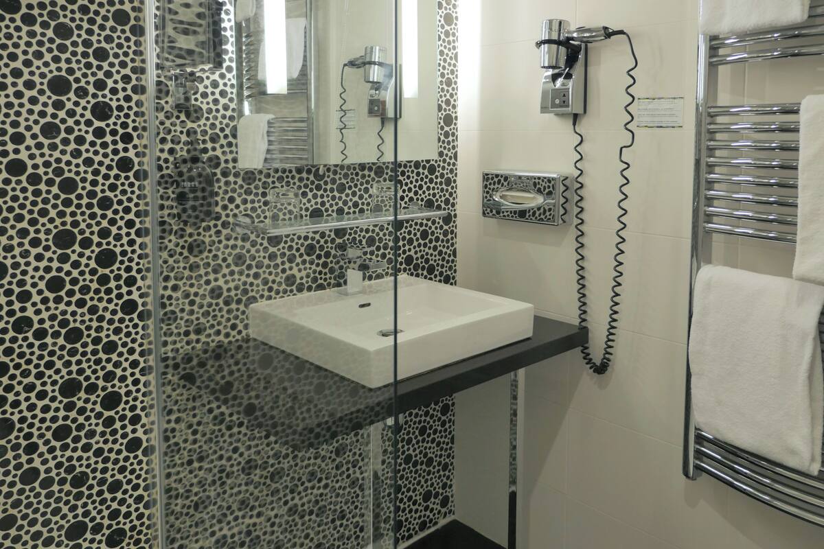 standard room, 2 single beds | bathroom | shower, eco-friendly toiletries, hair dryer, towels
