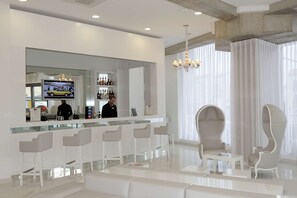 Cocktail bar, alfresco dining - Kyriad Prestige Perpignan Centre Gare (Perpignan)