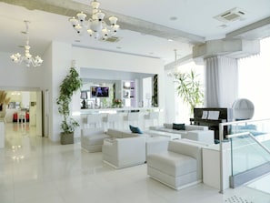 Cocktail bar, alfresco dining