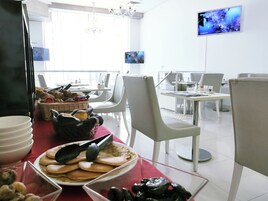 Desayuno buffet todos los días (con cargo)
