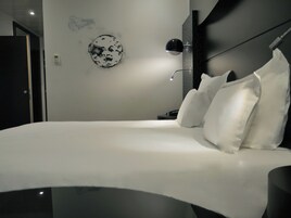 Ropa de cama de alta calidad y minibar