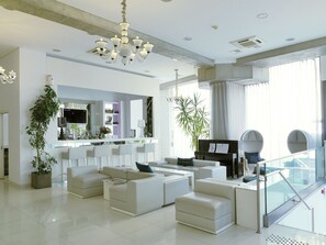 Bar de cocteles, con mesas al aire libre 