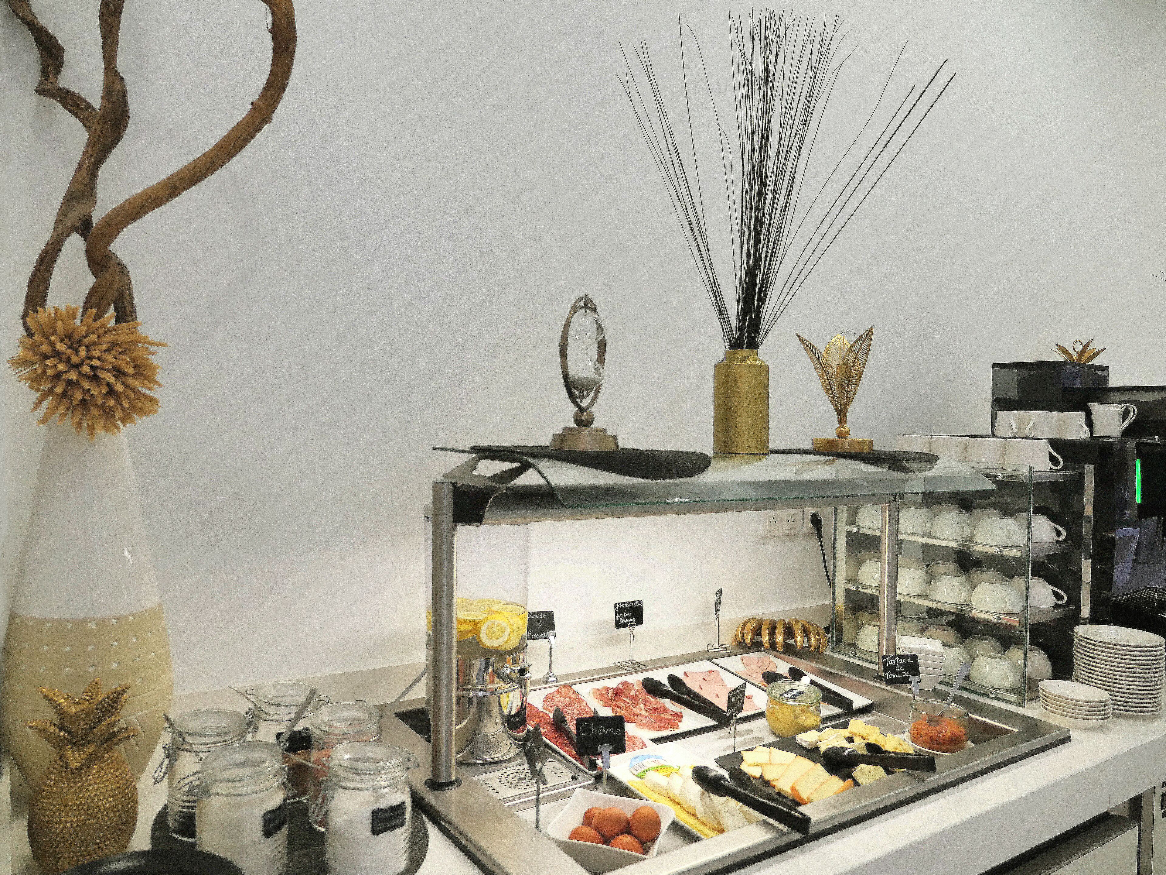 Päivittäinen buffetaamiainen (16 EUR per henkilö)