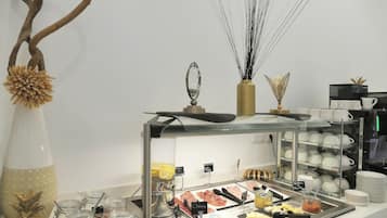 Se ofrece un desayuno bufé todos los días (16 EUR por persona)