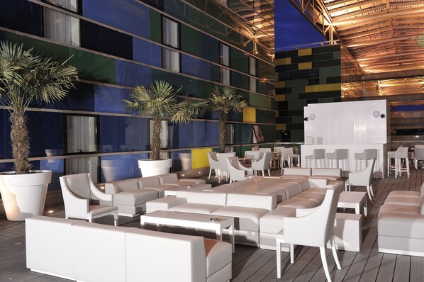 Bar de cocktails, restaurante con mesas al aire libre