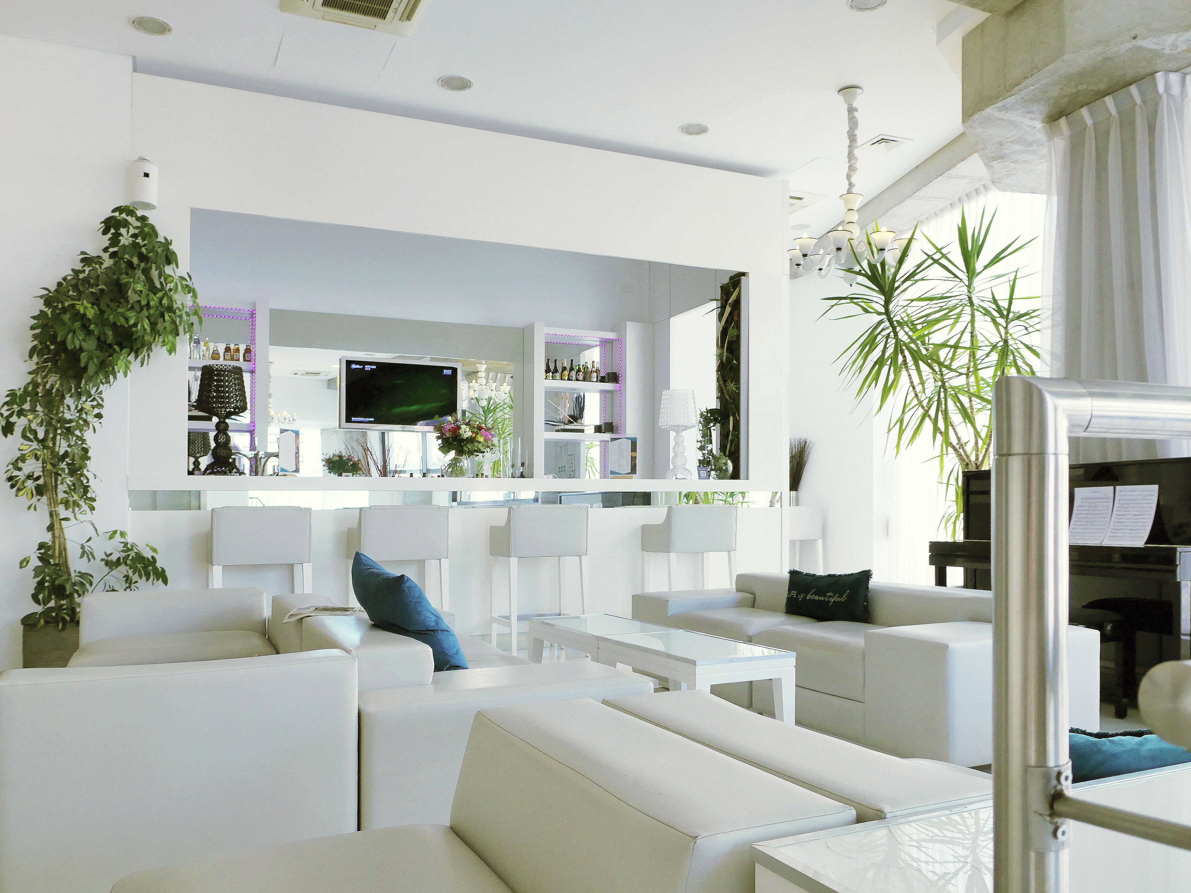 Cocktail bar, alfresco dining