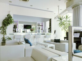 Cocktail bar, alfresco dining