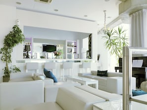 Cocktail bar, al fresco dining