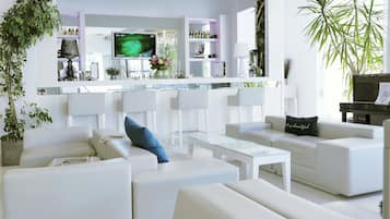 Cocktail bar, alfresco dining