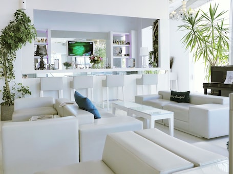 Cocktail bar, alfresco dining. Kyriad Prestige Perpignan Centre Gare