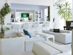 Cocktail bar, alfresco dining