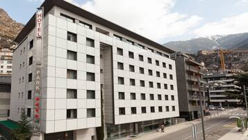 Situated in a mountainous area, this hotel offers stunning views of the surrounding landscape.