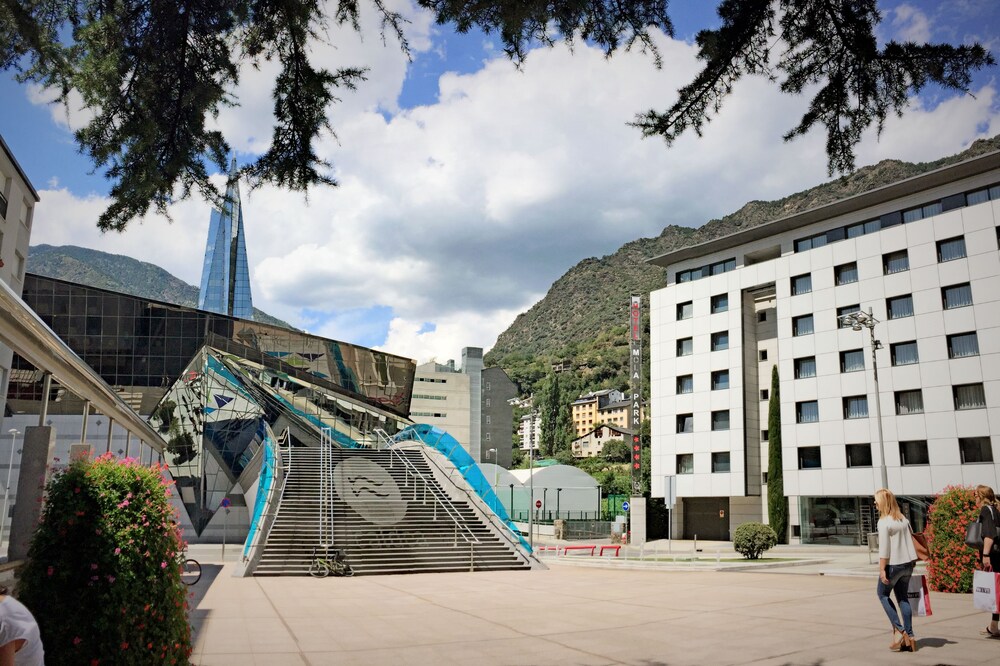 Yomo Mola Park