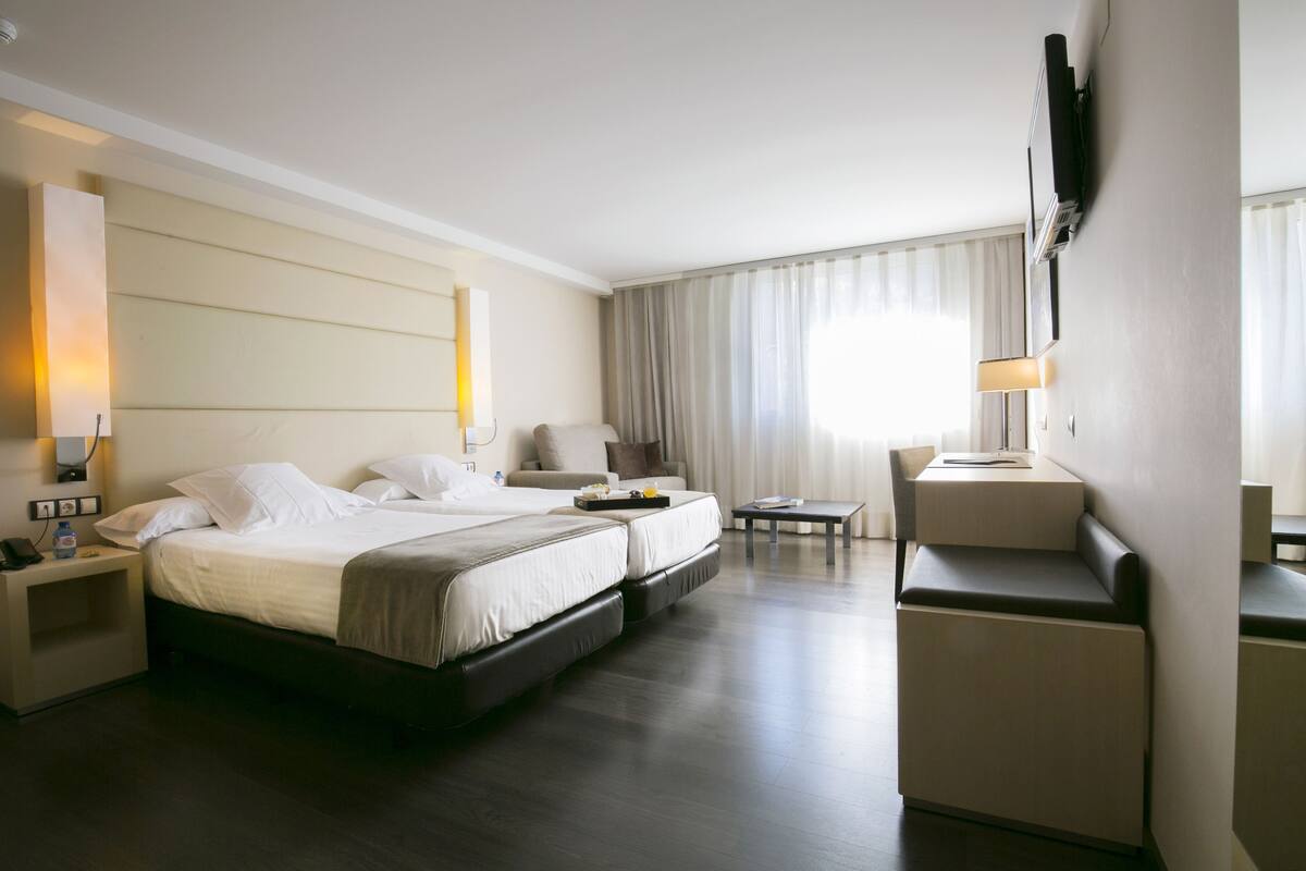 1 chambre, minibar, coffres-forts dans les chambres, bureau