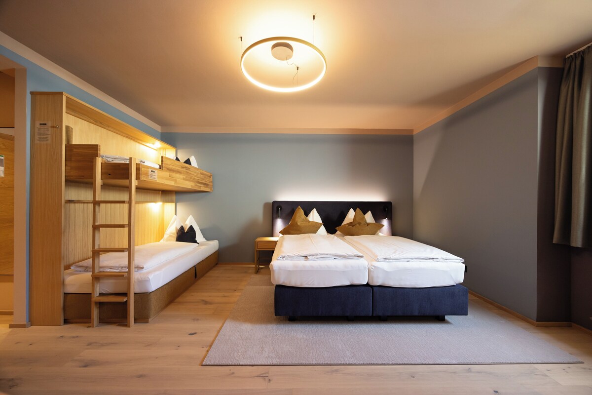 Family Room (For 4 People) | In-room safe, desk, soundproofing, WiFi (free)