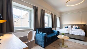 Standaard tweepersoonskamer | Een kluis op de kamer, een bureau, geluiddichte muren, gratis wifi