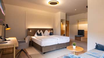 Superior-Doppelzimmer, Balkon | Zimmersafe, Schreibtisch, schallisolierte Zimmer, kostenloses WLAN