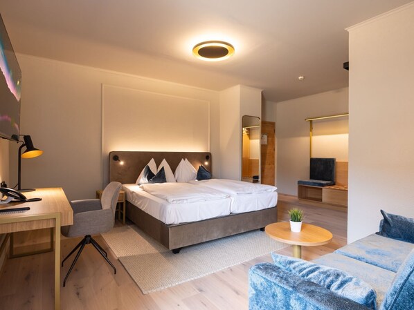 Superior-Doppelzimmer, Balkon | Zimmersafe, Schreibtisch, schallisolierte Zimmer, kostenloses WLAN