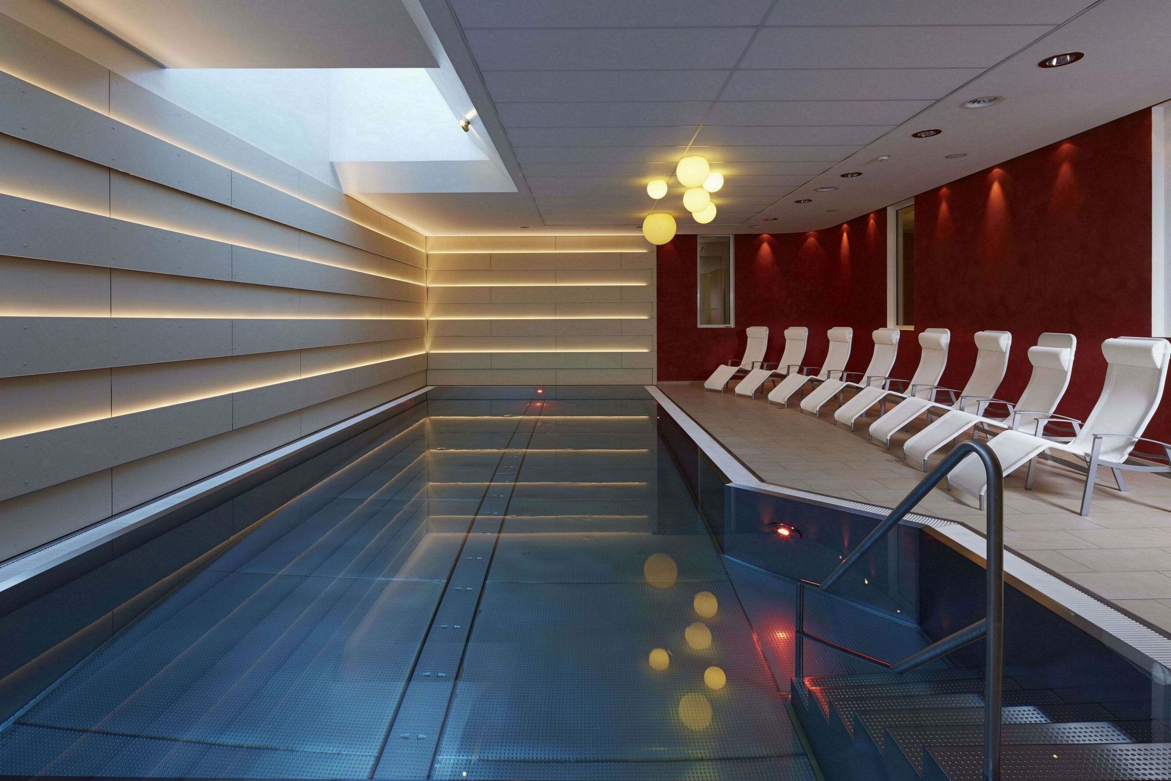 Piscine couverte, chaises longues