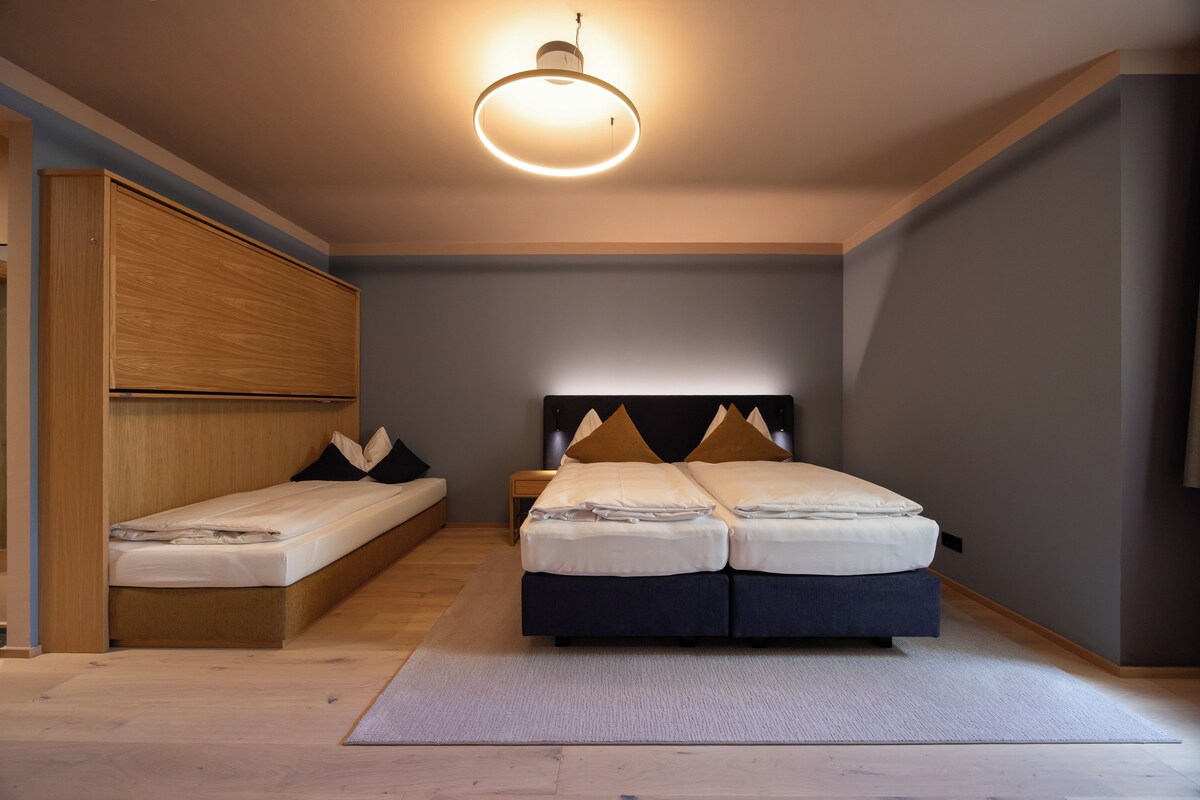 Family Room (For 3 People) | In-room safe, desk, soundproofing, WiFi (free)