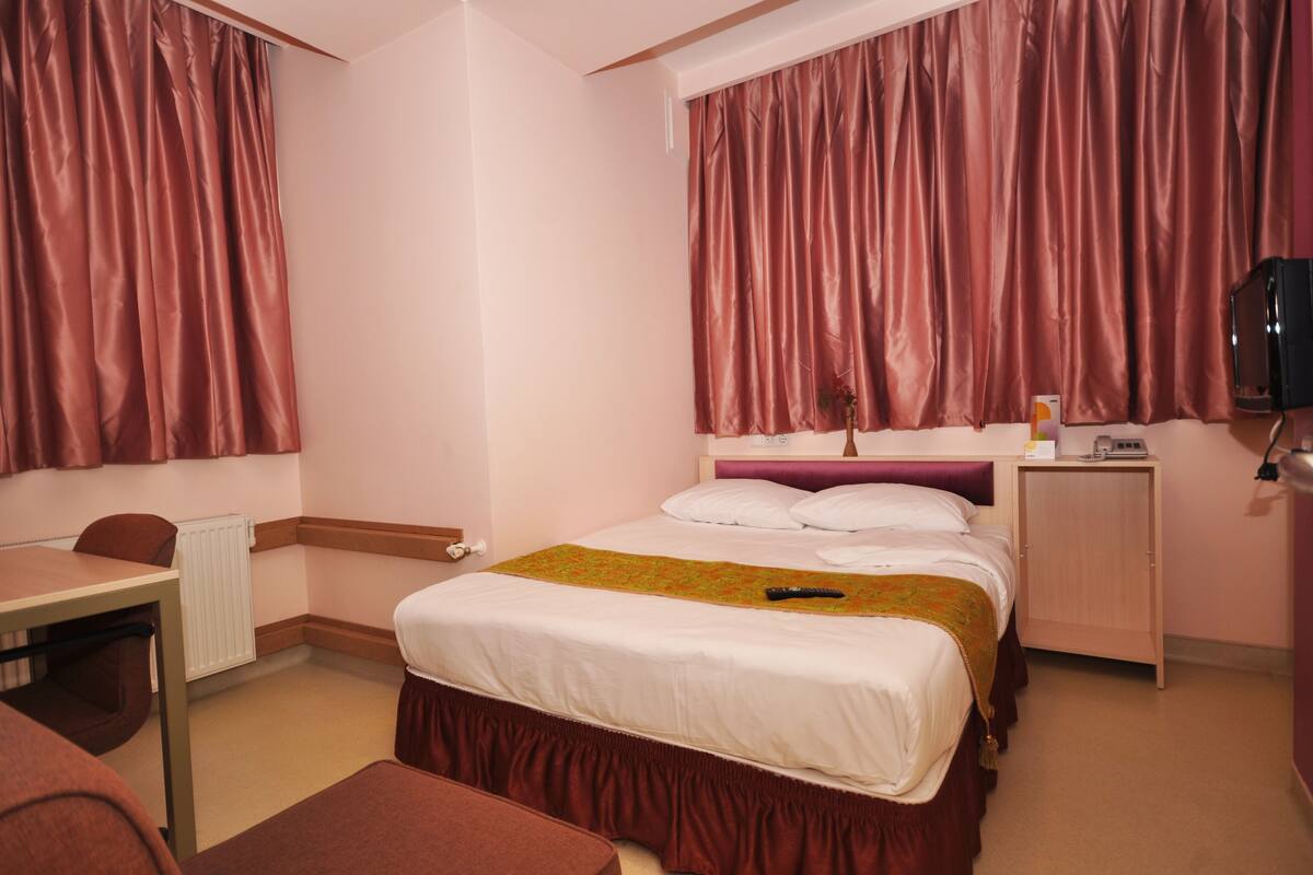 Premium bedding, desk, blackout drapes, soundproofing