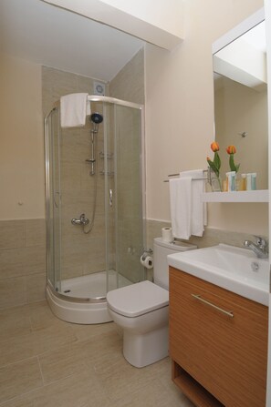 Studio | Bathroom | Free toiletries, hair dryer, towels