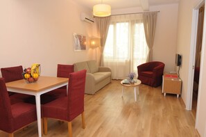 Deluxe Studio | Living area