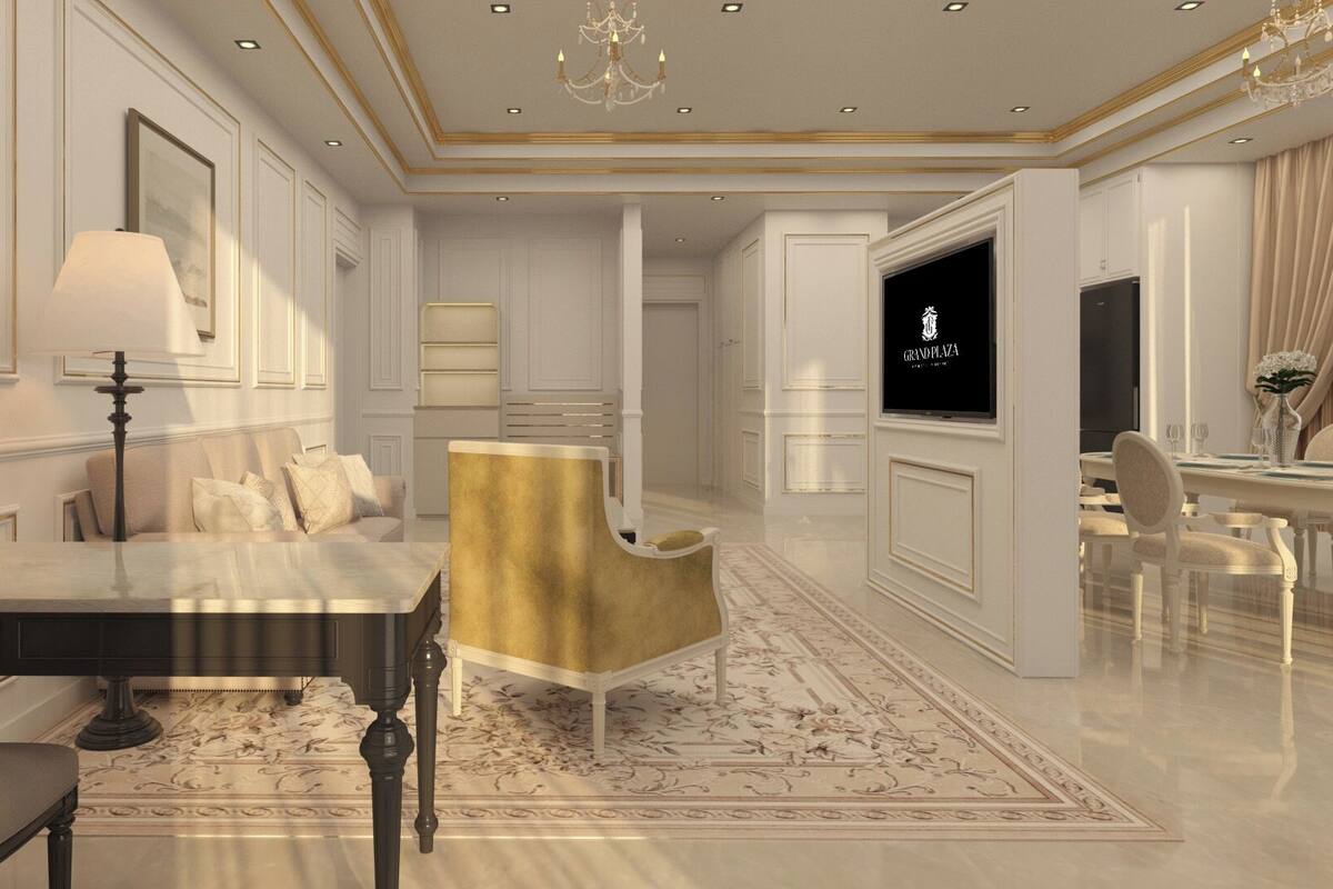 Een luxueuze woonkamer met een marmeren vloer, een gouden fauteuil, een eethoek met een tafel en een televisie.