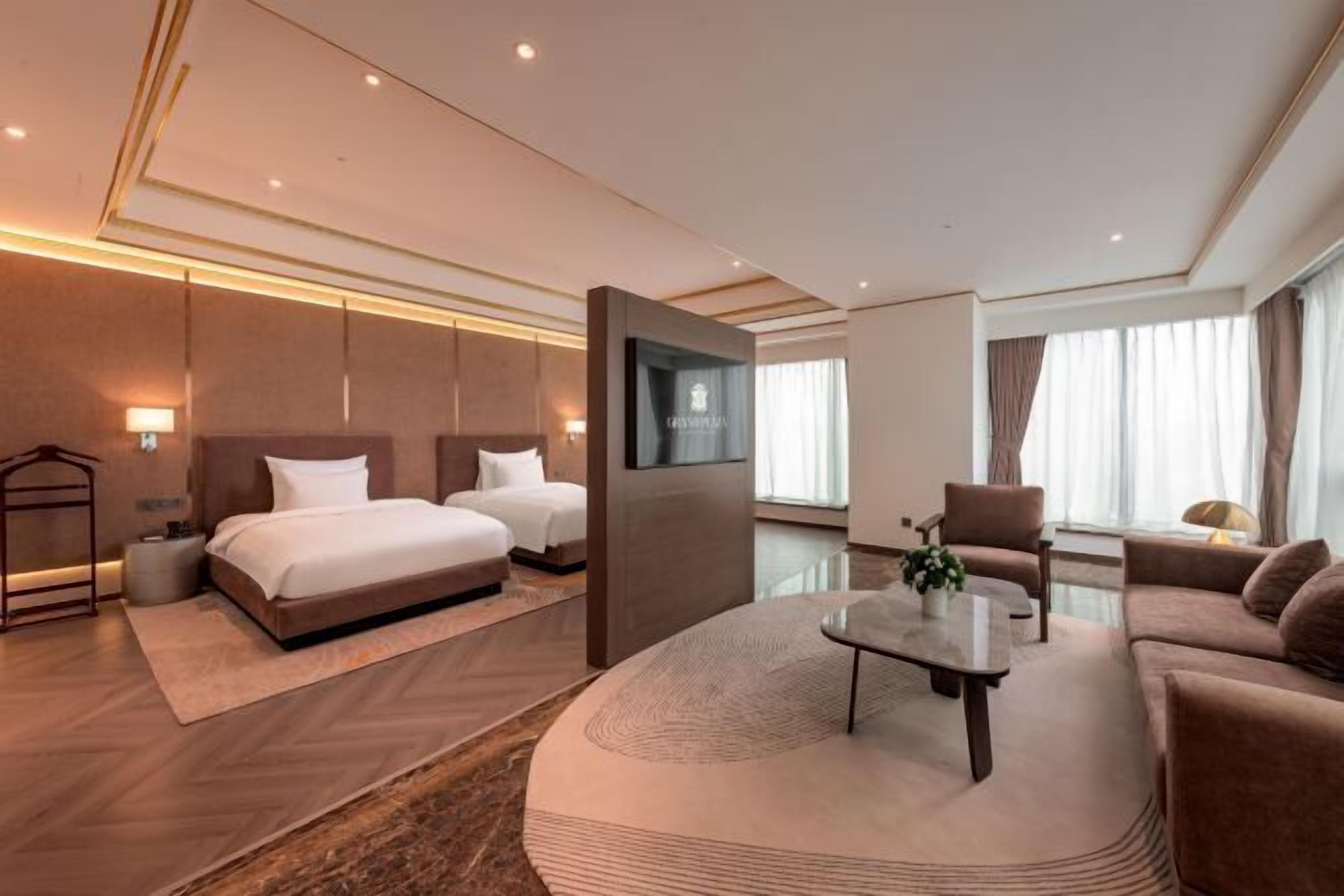 มินิบาร์, ตู้นิรภัยในห้องพัก, โต๊ะทำง าน, ผ้าม่านกันแสง