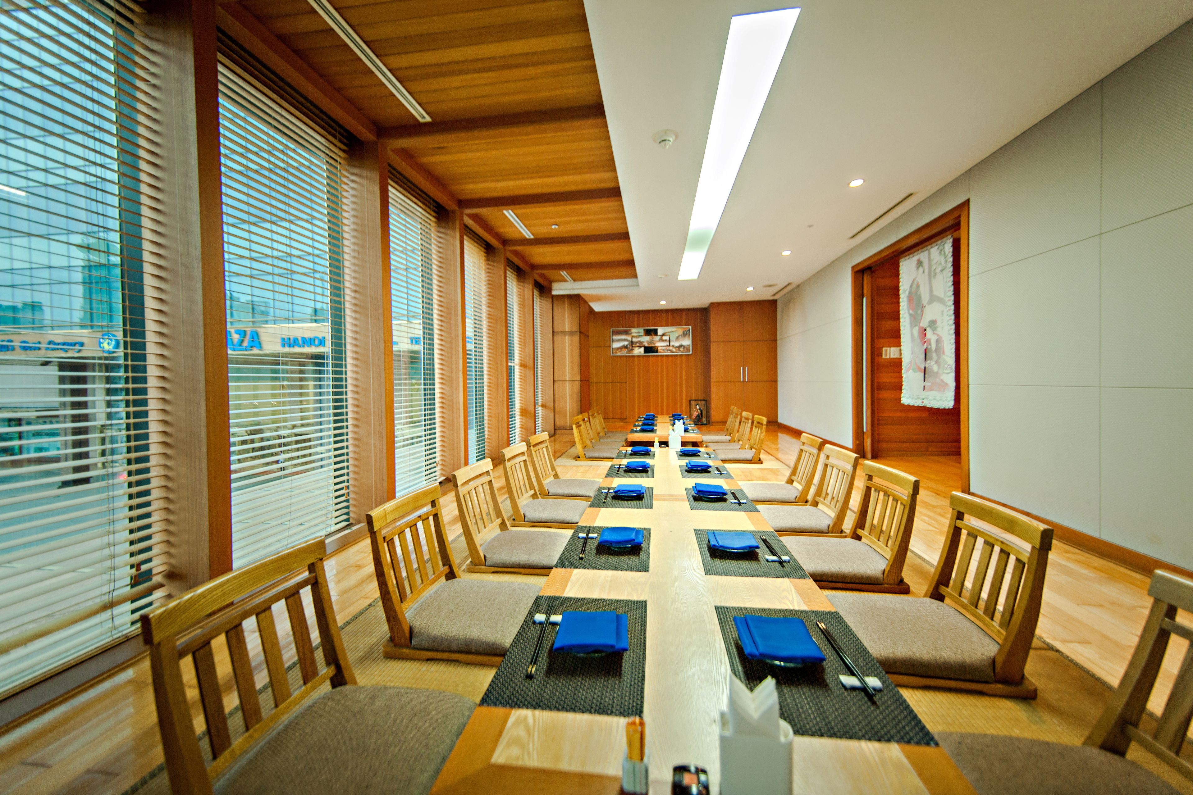 5 restaurants, breakfast, lunch, dinner served; international cuisine