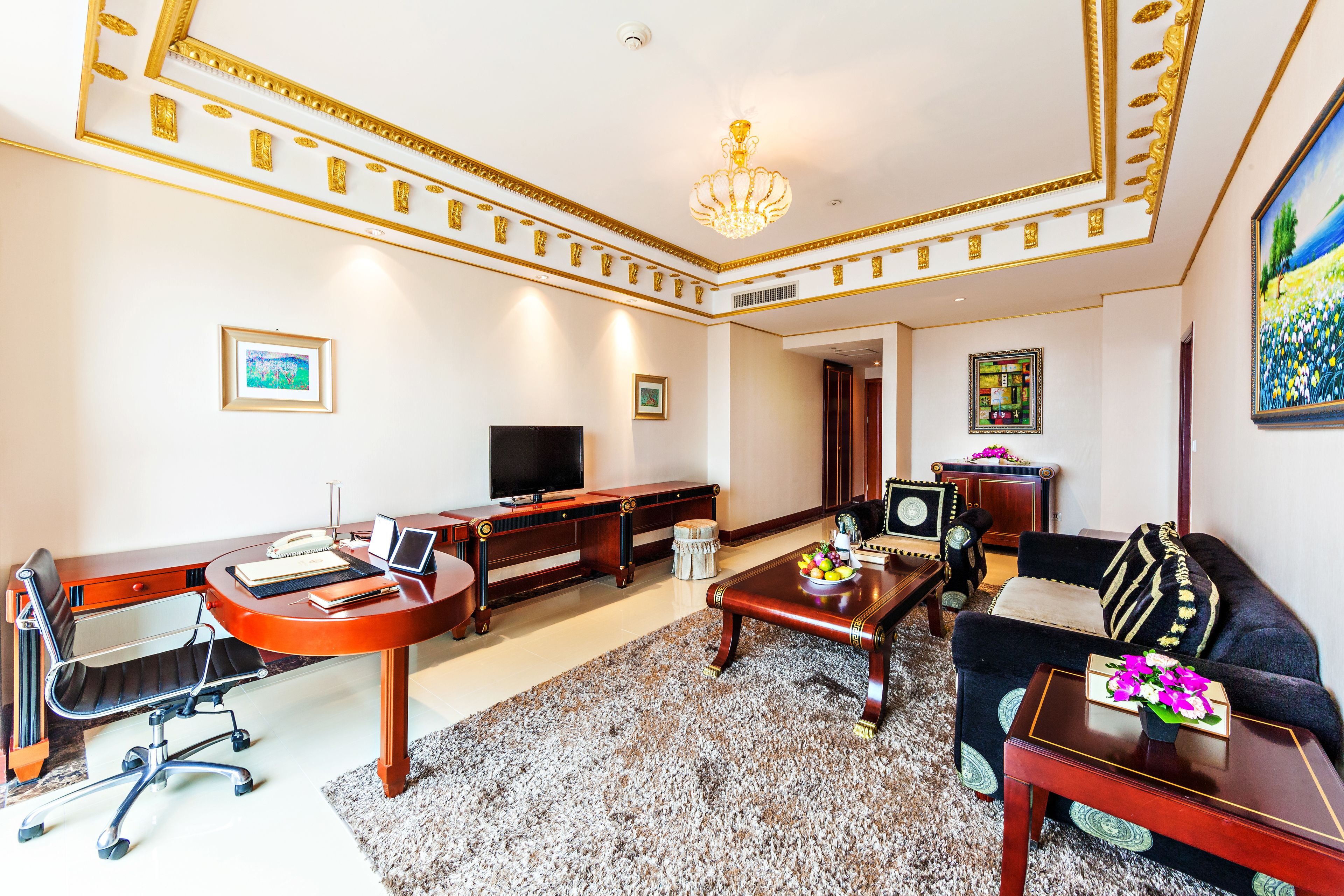 executive suite, 1 king bed | living area | lcd tv