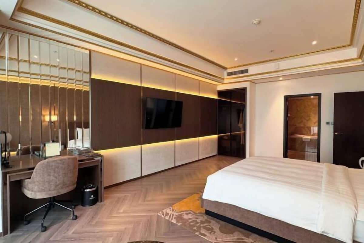 Minibar, in-room safe, desk, blackout curtains