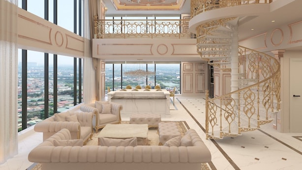 Un intérieur luxueux avec une pièce aux hauts plafonds, un magnifique escalier et une vue sur la ville.
