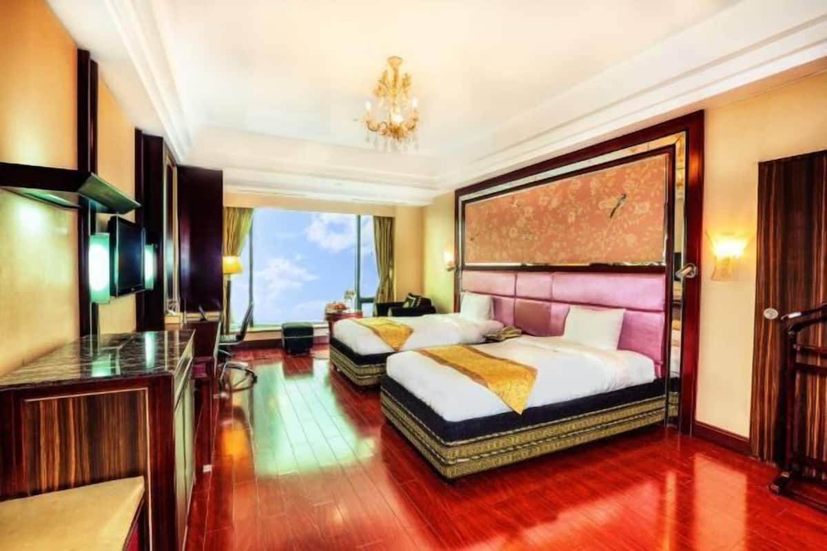 Minibar, in-room safe, desk, blackout curtains